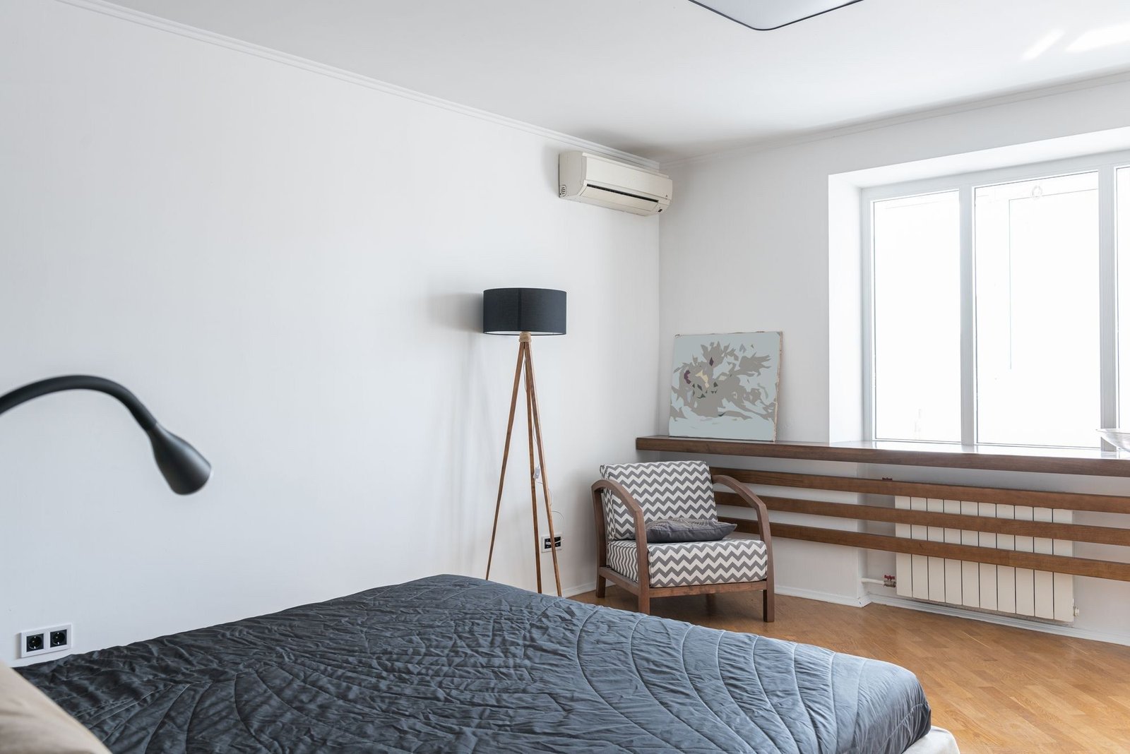 Chambre lumineuse équipée d’un climatiseur mural