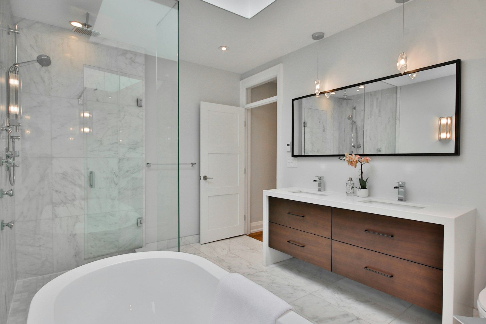 Salle de bain moderne et lumineuse avec douche vitrée